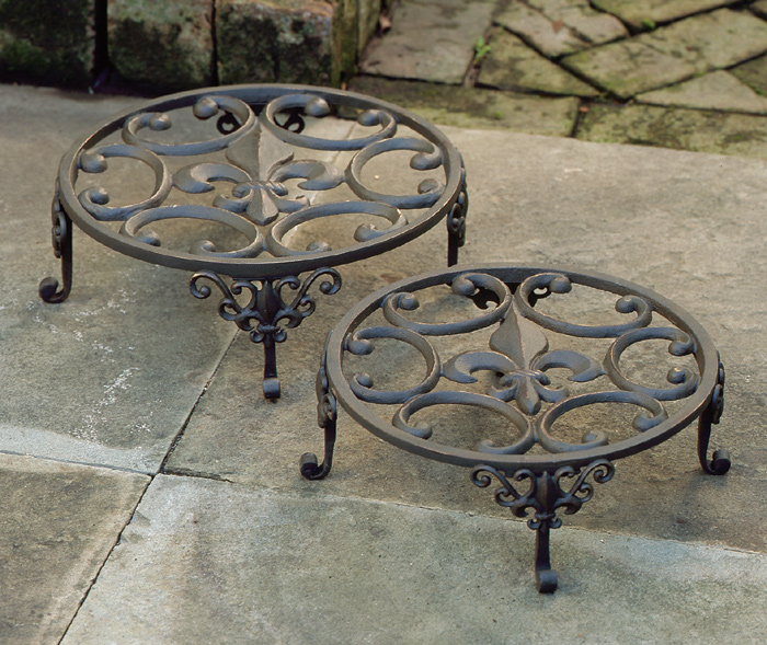 3252: Fleur De Lis Plant Stands (Set of Two) (Product Detail)